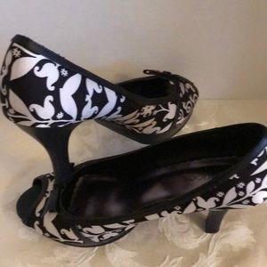 Black White Heels Peep Toe Heels. Size 10